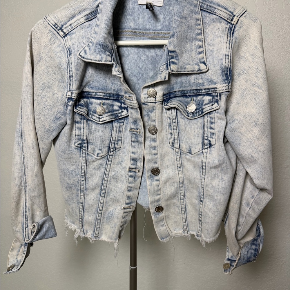 Women's Light Acid Wash Denim Jacket - Casual Cropped Jean Jacket